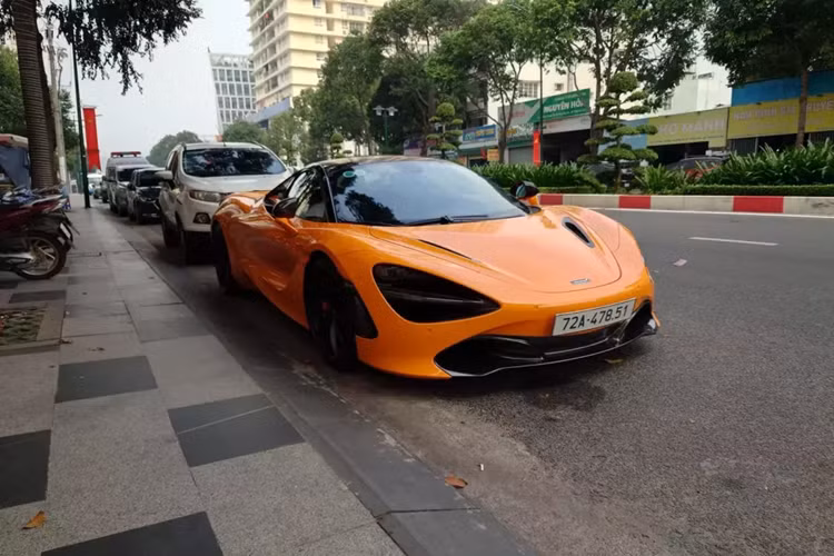 Nói đến bộ sưu tập siêu xe kín tiếng và ít người biết đến nhất tại Việt Nam, có thể kể đến garage siêu xe của đại gia Vũng Tàu. Theo một số nguồn tin từ giới chơi xe, anh sở hữu gần 10 siêu xe, xe siêu sang, xe thể thao và SUV hạng sang rất đắt đỏ, ước tính gần 200 tỷ đồng.