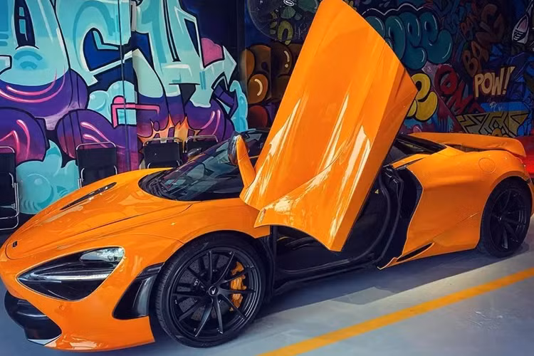 Chiếc siêu xe mui trần McLaren 720S Spider làm dâu ở tỉnh Bà Rịa - Vũng Tàu có ngoại thất sơn màu cam nóng bỏng, hiện đây là 1 trong 2 chiếc McLaren 720S Spider tại dải đất hình chữ S sở hữu bộ áo màu Orange McLaren. Chiếc còn lại đang định cư ở Sài thành.