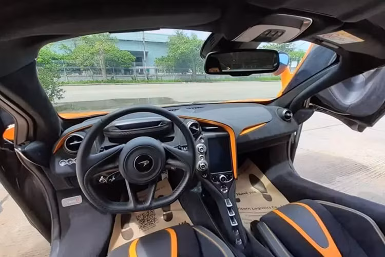 "Trái tim" của siêu mui trần McLaren 720S Spider là khối động cơ xăng V8, tăng áp kép, dung tích 4.0 lít, sản sinh công suất tối đa 710 mã lực tại vòng tua máy 7.000 vòng/phút và mô-men xoắn cực đại 770 Nm tại vòng tua máy 5.500 vòng/phút.