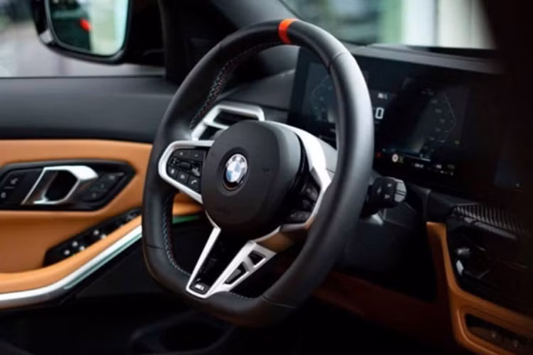 Ở bản nâng cấp lần này, thiết kế ngoại thất của BMW 3 Series 2025 không có sự thay đổi rõ rệt. Xe vẫn mang ngôn ngữ thiết kế quen thuộc, đi kèm bốn tùy chọn màu sơn gồm trắng, xám, đen và xanh dương Portimao Blue, trong đó, màu xanh đặc biệt chỉ dành riêng cho các phiên bản M Sport.