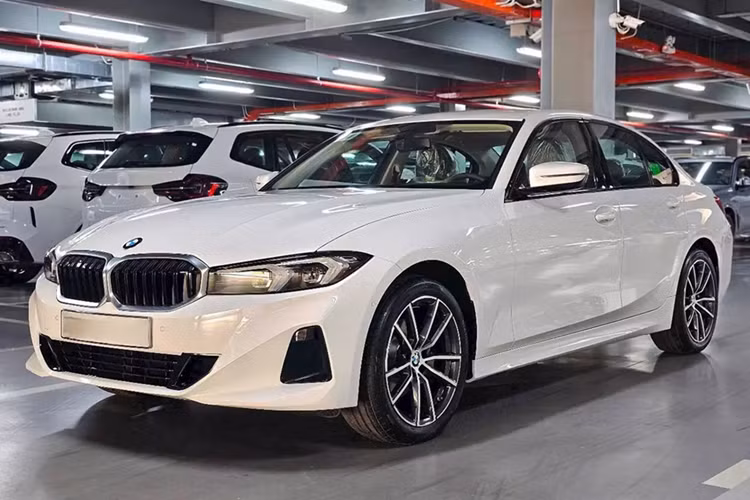 Trong khi đó, bản 330i M Sport sắp ra mắt sẽ vẫn duy trì công suất 258 mã lực và mô-men xoắn 400 Nm từ cùng loại động cơ. Điểm cộng là toàn bộ dòng xe được áp dụng chính sách bảo hành 5 năm không giới hạn số km, đây là một lợi thế so với nhiều đối thủ cùng phân khúc.
