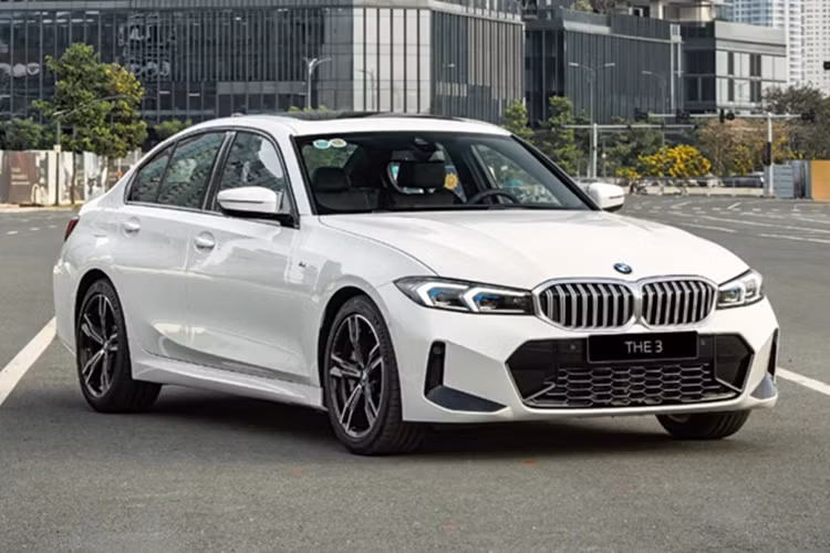 Dù vẫn được lắp ráp trong nước, BMW 3 Series 2025 bản nâng cấp giữa vòng đời mới này ghi nhận nhiều thay đổi ở nội thất và trang bị tiện nghi, song cũng có một số điểm bị lược bỏ so với bản tiền nhiệm.