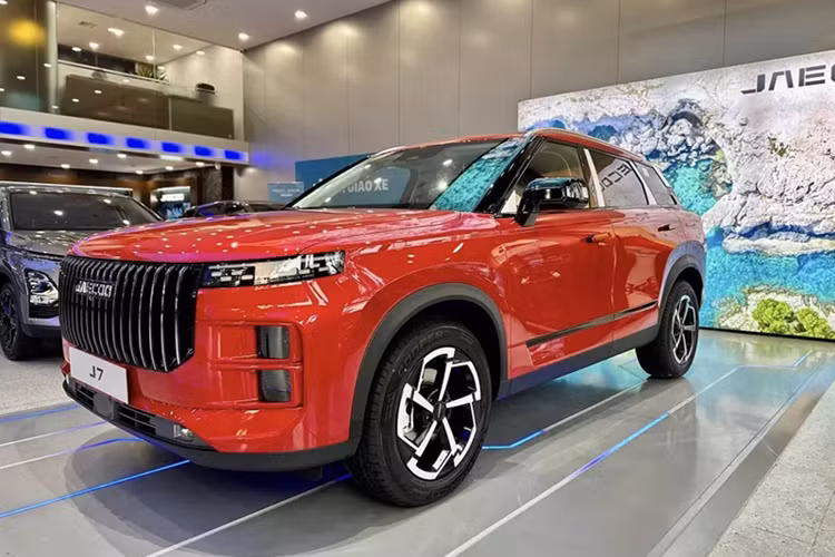 Không chỉ kích thước mà ngay cả phong cách thiết kế của Jaecoo J7 cũng khác biệt so với Omoda C5. Mẫu xe này được áp dụng phong cách thiết kế theo hơi hướng trưởng thành, lịch sự và sang trọng hơn, lấy cảm hứng từ SUV hạng sang Range Rover.