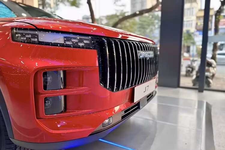 Tuy nhiên, so với Omoda C5 và các mẫu SUV cỡ B điển hình khác, Jaecoo J7 có kích thước lớn hơn với chiều dài 4.538 mm và chiều dài cơ sở 2.672 mm. Với kích thước này, Jaecoo J7 là đối thủ cạnh tranh trực tiếp của Toyota Corolla Cross và Subaru Crosstrek.