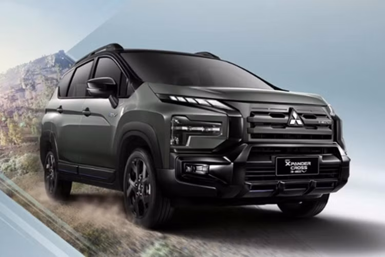 Xpander HEV Play có hai màu sơn ngoại thất là White Diamond (Trắng kim cương) và Graphite Grey (Xám than chì). Xpander Cross HEV Play có thêm lựa chọn màu Green Bronze (Xanh đồng).