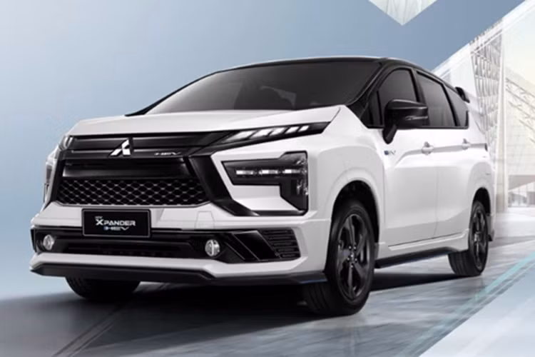 Trong khi đó, mẫu xe MPV Mitsubishi Xpander Cross HEV Play lại có lưới tản nhiệt được sơn cùng màu thân xe, giao diện khá giống mẫu Triton thế hệ thứ ba. Cả hai phiên bản đặc biệt này đều đi kèm mui xe, gương chiếu hậu, bộ mâm 17 inch sơn đen và cụm đèn hậu màu khói độc đáo.