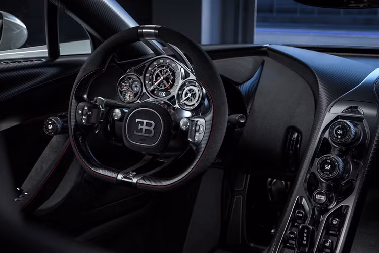 Nội thất của Tourbillon với gói nâng cấp Equipe Pur Sang sở hữu phong cách thể thao với chất liệu ốp Black Poli và gói nội thất sợi carbon Medium Carbon Fiber. Tourbillon trang bị tiêu chuẩn ghế đua Performance Seat với bề mặt bọc Alcantara. Chủ nhân có tuỳ chọn 20 loại da nội thất mới, trong đó 10 tùy chọn Alcantara và 7 màu thảm sàn mới.
