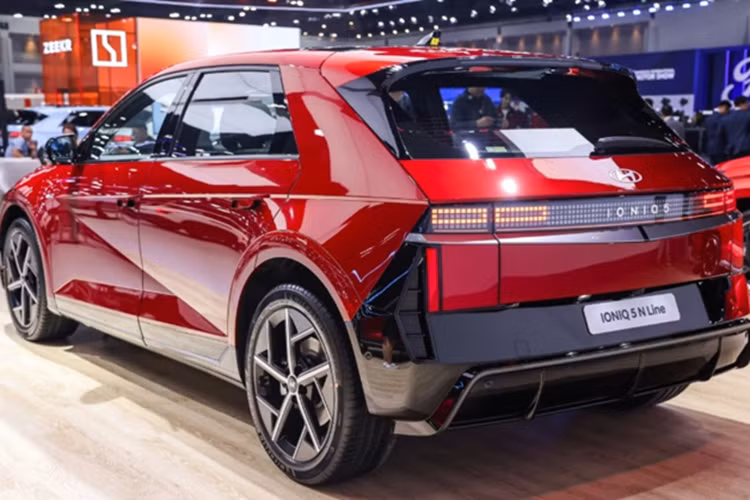 Xe được trang bị 8 túi khí cùng gói hỗ trợ lái xe nâng cao ADAS, mang đến trải nghiệm lái an toàn hơn. Mức giá xe Hyundai Ioniq 5 N Line 2025 bản nâng cấp giữa vòng đời tại Thái Lan có giá khởi điểm là 1,99 triệu baht (tương đương 1,5 tỷ đồng).