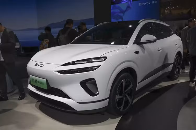 Trong một “biển” các mẫu xe được ra mắt tại Triển lãm Ô tô Thượng Hải 2025 diễn ra vào tuần trước, một vài mẫu xe nổi bật có thể dễ dàng bị bỏ lỡ bởi tốc độ giới thiệu nhanh như chớp. Tuy nhiên, khi cơn lốc tin tức lắng xuống, một vài cái tên thú vị bắt đầu nổi lên, trong đó có mẫu xe mới mang tên BYD Sealion 06 2025 mới.