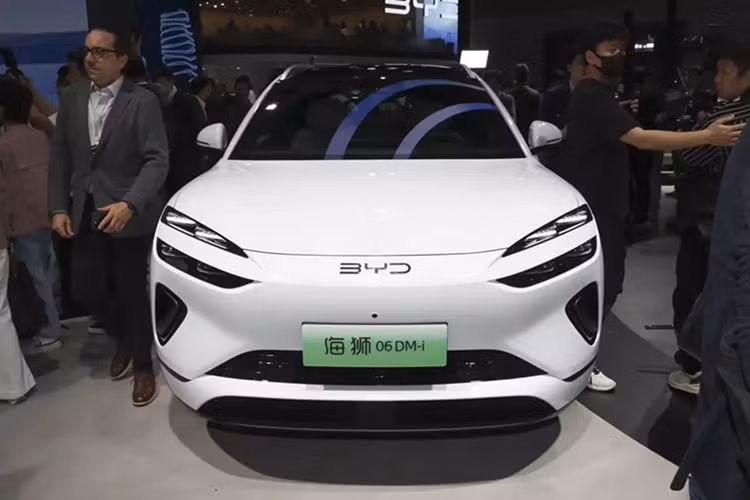 Có thể thấy rõ điều này qua khu vực đầu xe với cụm đèn pha LED chia đôi và không có lưới tản nhiệt. Mẫu xe này trông rất giống với Genesis GV60 phiên bản nâng cấp. Tuy nhiên, BYD Sealion 06 không đi theo lối thiết kế SUV lai Coupe bóng bẩy như mẫu xe nhà Genesis. Thay vào đó, xe được thiết kế theo phong cách SUV truyền thống, tạo cảm giác bệ vệ hơn và cũng thực dụng hơn.