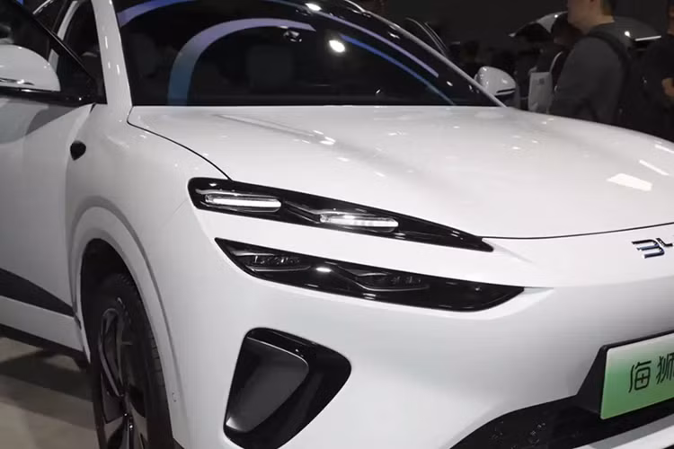 Ngoài ra, mẫu SUV này còn có một vài chi tiết thiết kế gây chú ý khác như phần kính bao quanh ôm trọn thân xe và cụm đèn hậu nối liền hai bên, tiếp nối ngôn ngữ thiết kế từ người anh em BYD Seal. Đáng chú ý hơn, thiết kế đèn hậu phía sau còn gợi nhớ đến Bentley. Có vẻ như các nhà thiết kế của BYD đang để mắt tới giới xe sang.