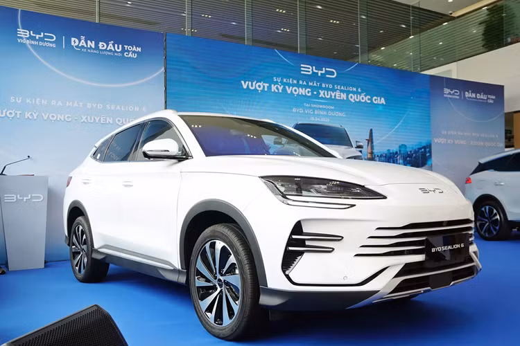 Bên dưới thân vỏ là nền tảng khung gầm e-Platform 3.0 Evo mới nhất của BYD. Người dùng có thể chọn giữa phiên bản thuần điện hoặc plug-in hybrid (DM-i). Bản thuần điện dùng hệ dẫn động cầu sau RWD với 1 mô-tơ điện hoặc dẫn động 4 bánh toàn thời gian AWD với 2 mô-tơ điện. Công suất tối đa của 2 mô-tơ điện là 241 mã lực và 228 mã lực.