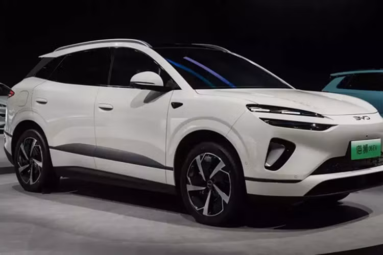 Xe có cả phiên bản plug-in hybrid (PHEV) và thuần điện với thiết kế không có gì khác biệt. Sở dĩ BYD Sealion 06 chạy điện thu hút sự chú ý vì mẫu xe này sở hữu diện mạo như thể vừa bước ra từ phòng thiết kế của thương hiệu hạng sang Genesis thuộc tập đoàn Hyundai.