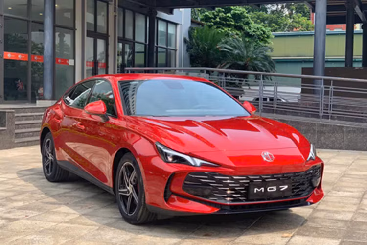 Mẫu sedan cỡ D này còn được trang bị vòm kính đóng mở Topload, hệ thống buồng lái thông minh Zebra Luoshen 8155, cửa sổ trời toàn cảnh và hệ thống âm thanh 14 loa…