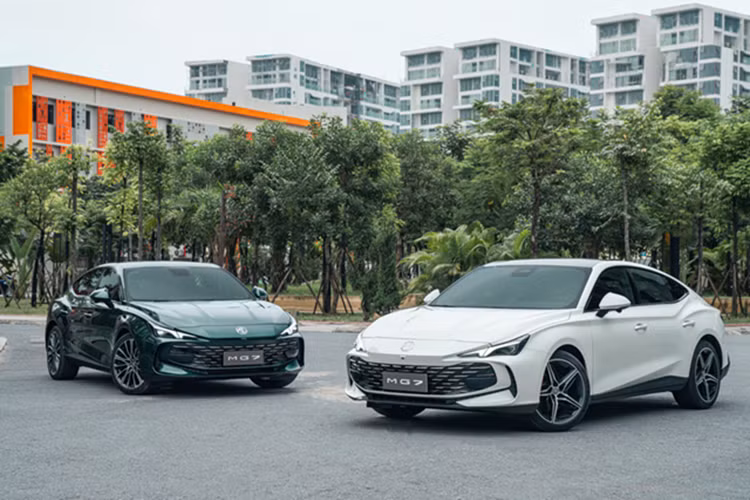 Trong khi đó tại một đại lý khác cũng ở khu vực Hà Nội, MG7 giảm giá tới 40 triệu đồng cho cả 3 phiên bản. Cụ thể, hai phiên bản MG7 1.5T Luxury và 2.0T Luxury được giảm 30 triệu đồng, trong khi đó phiên bản 2.0T Premium được giảm 40 triệu đồng.