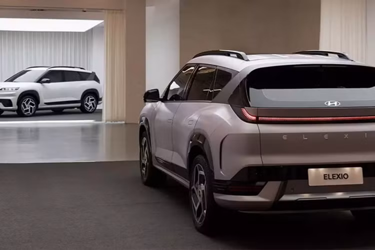 Theo liên doanh này, mẫu SUV điện Hyundai Elexio được phát triển trong suốt 5 năm đồng thời được định vị là mẫu xe “chủ lực chất lượng mới”, kết hợp giữa thẩm mỹ hiện đại và công nghệ tiên tiến. Bỏ qua cách đặt tên quen thuộc “Ioniq” để mang một cái tên mới, Hyundai Elexio đã chính thức ra mắt trong một sự kiện đặc biệt tại Thượng Hải.
