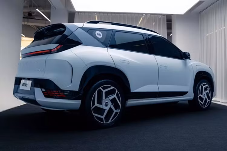 Chỉ biết rằng, Hyundai Elexio chạy điện sẽ sở hữu phạm vi hoạt động hơn 700 km và hỗ trợ sạc nhanh, cho phép sạc từ 30% lên 80% chỉ trong 27 phút. Hyundai Elexio dự kiến sẽ được tung ra thị trường Trung Quốc vào quý III năm nay. Trước đó, vào đầu năm nay, Hyundai đã công bố khoản đầu tư 1,1 tỷ USD vào liên doanh với hãng xe Trung Quốc BAIC.