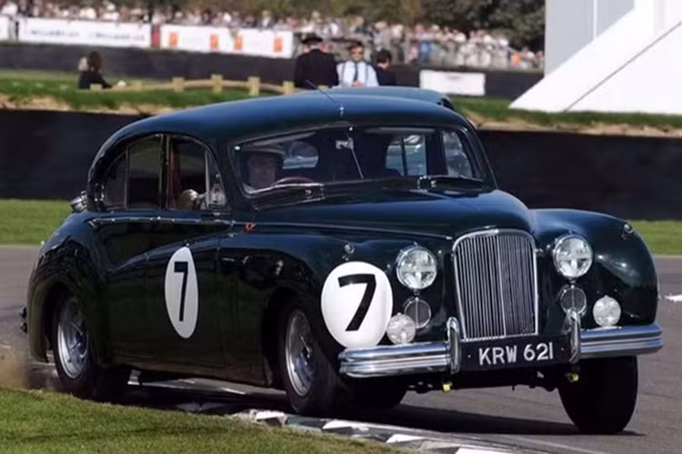  Jaguar Mark VII 1951 Chiếc xe cổ của Rowan Atkinson sở hữu là Jaguar Mark VII, được sản xuất trong khoảng thời gian từ 1950-1956. Đặc biệt hơn, chiếc Mark VII của nam tài tử Anh Quốc sở hữu là mẫu xe Jaguar đầu tiên được trang bị hộp số tự động.