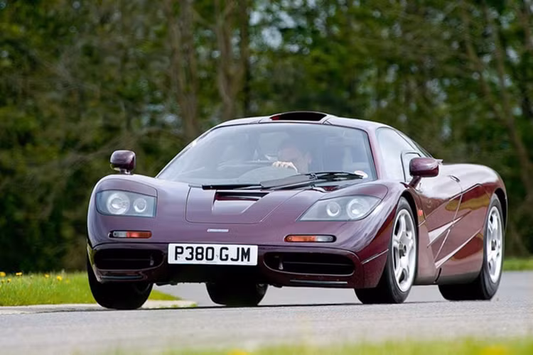  McLaren F1 McLaren chỉ sản xuất 106 chiếc F1 trong thời gian từ năm 1992 đến 1998. Khi đó, siêu xe này được bán với giá từ 800.000 USD đến 1 triệu USD. Tuy nhiên, do độ khan hiếm, mẫu siêu xe này có giá thực tế lên đến hơn 10 triệu USD ở thời điểm hiện tại.