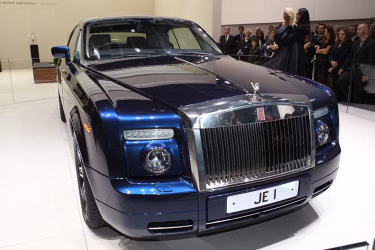 Chiếc Phantom Drophead của Atkinson thậm chí còn đặc biệt hơn những chiếc khác bởi nó đã được thay thế động cơ V12 6.7L bằng động cơ V16 9.0L.