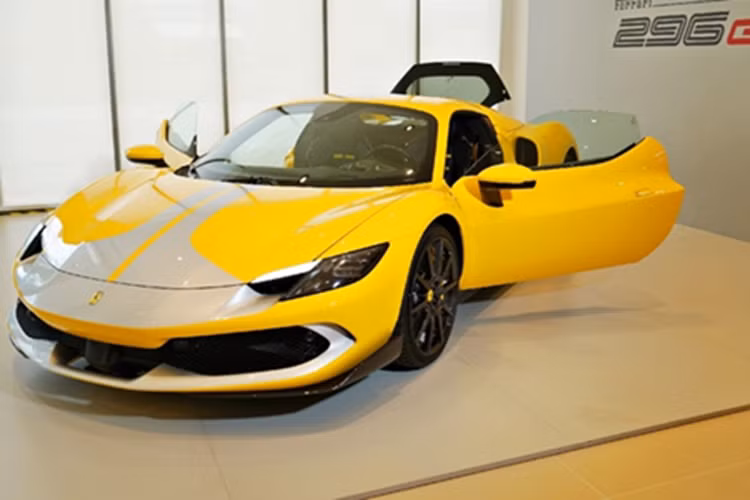 Cách đây chưa lâu, nhiều người yêu xe tại VN không khỏi bất ngờ với chiếc Ferrari 296 GTS màu đỏ Rosso F1-75 siêu hiếm, đậm chất cá nhân hóa có mặt tại Việt Nam.