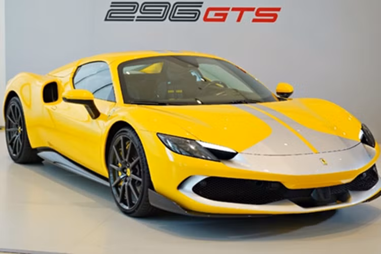  Ferrari 296 GTS tại Việt Nam không còn là cái tên xa lạ với những người yêu xe. Mẫu xe mui xếp cứng này được ưa chuộng bởi thiết kế cuốn hút, hiệu năng ấn tượng và khả năng cá nhân hóa cao. Đã có khoảng gần 10 chiếc Ferrari 296 có mặt tại Việt Nam.
