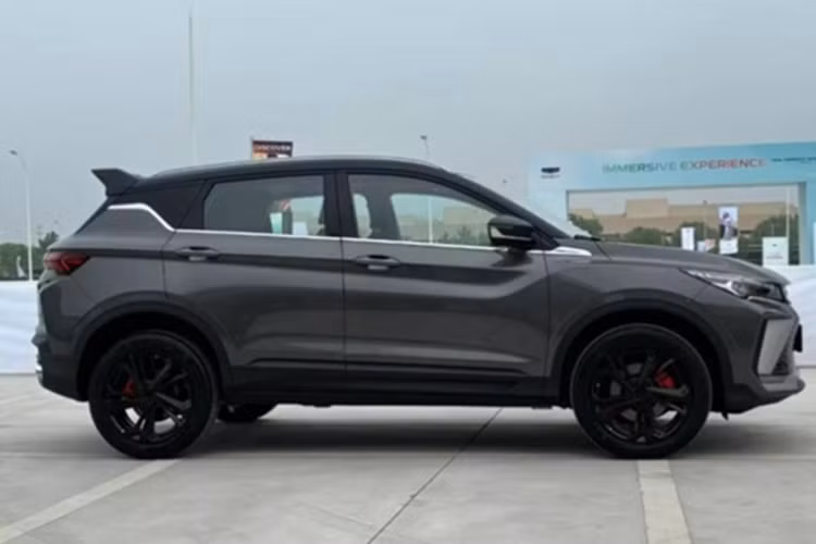 Khi mở bán, Coolray sẽ cạnh tranh cùng nhiều cái tên "ăn khách" như Mitsubishi Xforce, Toyota Yaris Cross hay Lynk &amp; Co 06, Omoda C5.