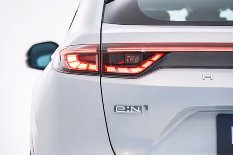 Xe sử dụng động cơ điện đặt phía trước giúp sản sinh công suất tối đa 204 mã lực và mô-men xoắn cực đại 310 Nm, cho phép tăng tốc từ 0-100 km/h trong 7,6 giây và đạt vận tốc tối đa 160 km/h. e:N1 có 3 chế độ lái gồm Econ, Normal và Sport.