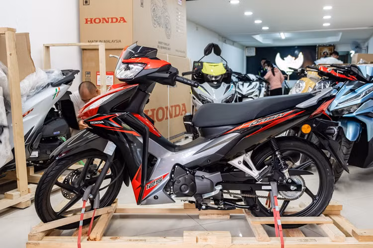 Honda Dash 125 2025 mới sở hữu kích thước tổng thể lần lượt là 1.894 x 707 x 1.108 mm, tương đương với RSX 110, nhưng trọng lượng nhỉnh hơn (105 kg so với 98 kg), chiều cao yên ở mức 767 mm phù hợp với thể trạng người Việt.
