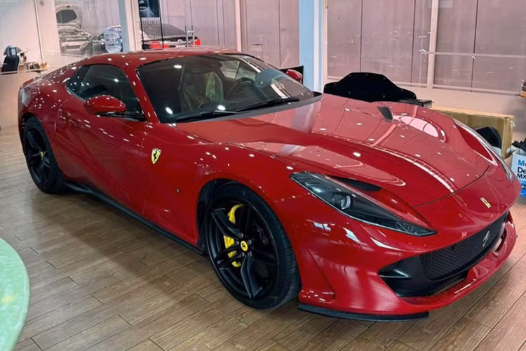 812 GTS là chiếc xe Ferrari V12 mui trần mạnh mẽ nhất có thể được mua một cách dễ dàng ở thời điểm hiện tại. Sử dụng động cơ V12, hút khí tự nhiên, dung tích 6.5 lít nên siêu xe mui trần của Ferrari 812 Superfast sở hữu công suất tối đa 789 mã lực đi cùng mô-men xoắn cực đại 718 Nm.