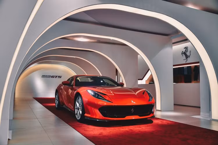Siêu xe Ferrari 812 GTS về Việt Nam có thể xem là một ân huệ mà hãng xe Ý dành cho các khách hàng của họ. Trên các phiên bản cao cấp trước đó như Ferrari 599 GTB hay Ferrari F12 Berlinetta đều không có phiên bản mui trần sản xuất thương mại.