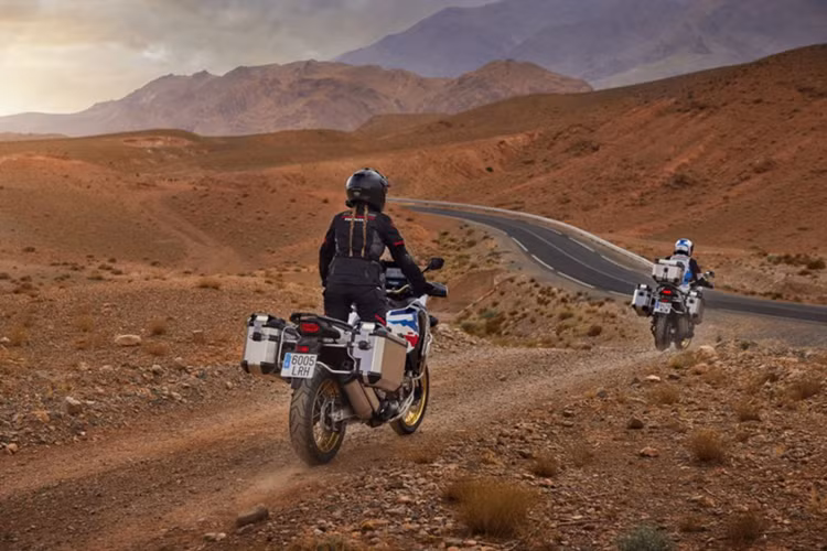 Mức giá xe Honda CRF1100L Africa Twin 2025 tại Việt Nam cho bản Tiêu chuẩn có giá bán là 540,99 triệu đồng, còn CRF1100L Africa Twin Adventure Sports sẽ có giá 620,99 triệu đồng. Mức giá này đắt hơn cả ôtô Kia Seltos mới bản tiêu chuẩn có giá bán 599 triệu đồng.