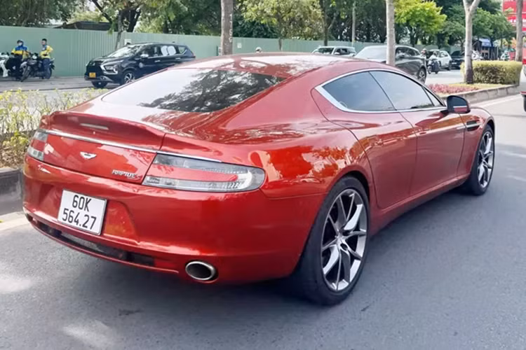 Lý do là màu sơn của chiếc xe sang Aston Martin Rapide này là đỏ mận chín, xe được nhập về nước từ năm 2011, và số lần xuất hiện trên đường phố trong khoảng 5 năm trở lại đây không nhiều.