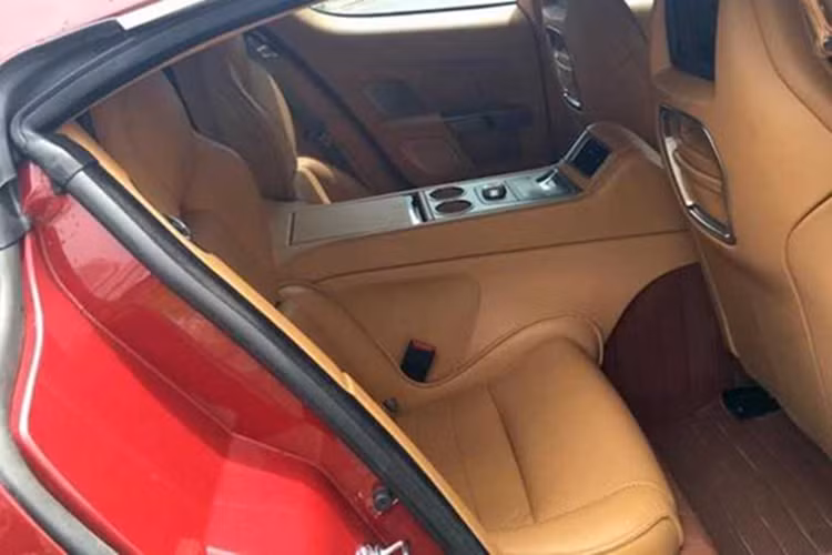 Nữ hoàng Aston Martin Rapide được trang bị động cơ V12, dung tích 6.0 lít, sản sinh công suất tối đa 477 mã lực và mô-men xoắn cực đại 600 Nm.