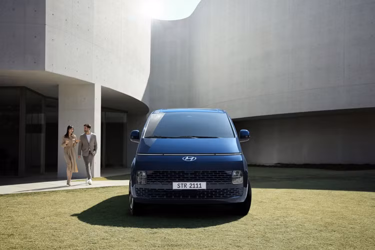 Trong thời gian tới, tập đoàn Hyundai sẽ đẩy mạnh đội hình van điện. Ngoài Staria EV, thương hiệu con của Hyundai là Kia sẽ sớm ra mắt 3 mẫu xe van là PV1, PV5 và PV7 lần lượt ở 3 phân khúc cỡ nhỏ, trung và lớn.