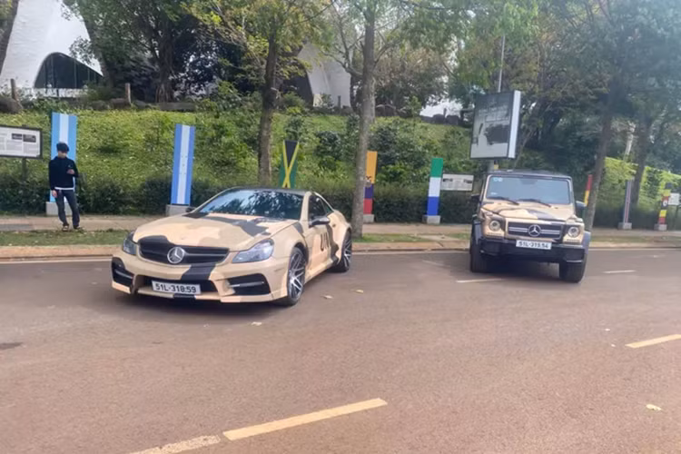 Xe thể thao mui trần Mercedes-Benz 190 SL được trang bị khối động cơ 4 xi-lanh thẳng hàng SOHC nạp khí tự nhiên, dung tích 1.9 lít, trái tim này dựa trên động cơ của huyền thoại cửa cánh chim Mercedes-Benz 300 SL nhưng bị bỏ bớt đi 2 xi-lanh.