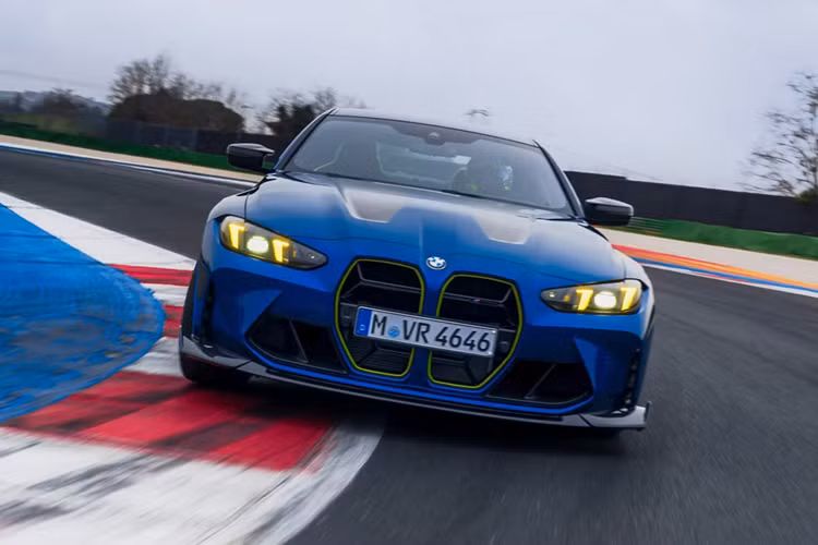 BMW M4 CS Edition VR46 được thiết kế để thể hiện sự nghiệp đua xe ấn tượng của Rossi với chiếc xe mang tên tuổi của tay đua. M4 CS Edition VR46 nổi bật so với các mẫu xe khác nhờ hai màu sắc độc quyền: Frozen Tanzanite Blue Metallic và Marina Bay Blue Metallic. 