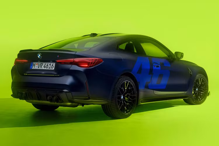 Mức giá xe BMW M4 CS Edition VR46 khởi điểm từ 155.000 USD quy đổi 4,023 tỷ đồng (chưa bao gồm phí vận chuyển). M4 CS Edition VR46 không phải là mẫu xe làm hài lòng tất cả những ai yêu mến BMW và Valentino Rossi nhưng chắc chắn rằng đây vẫn là sự kết hợp hoàn hả
