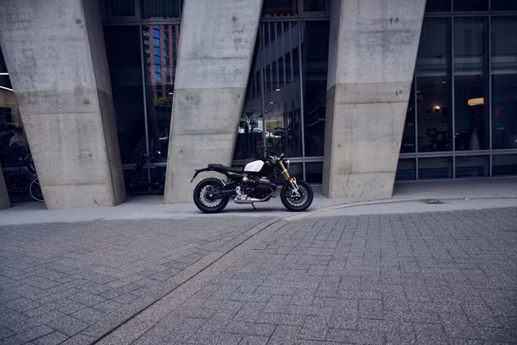 Ngoài ra, BMW R12 nineT được thiết kế để mang đến cảm giác lái thú vị và thoải mái cho người sử dụng với chiều cao yên 795 mm, trọng lượng thân xe lên đến 220 kg. BMW R12 nineT sở hữu khối động cơ Boxer 2 xi-lanh đặc trưng của BMW có hiệu suất mạnh mẽ và âm thanh đặc biệt.