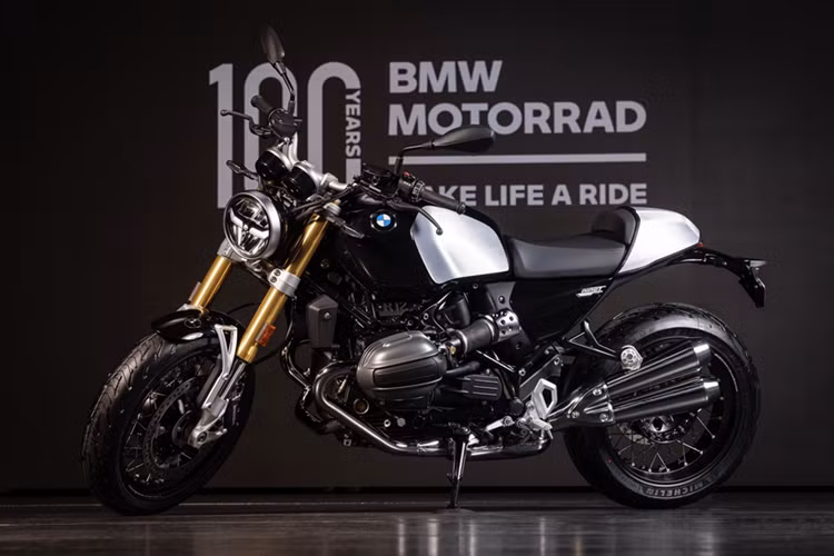Kế thừa tinh hoa từ dòng xe BMW R nineT huyền thoại, BMW R12 nineT 2025 mới là tuyên ngôn về cá tính và đam mê tốc độ, được nâng cấp từ thiết kế đến hiệu năng vận hành.