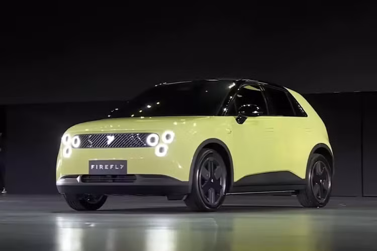 Trước đó, đã có thông tin tiết lộ rằng Firefly EV sử dụng hệ thống treo độc lập năm liên kết từ Multimatic ở trục sau và hệ thống IPB từ Bosch. Xe có tỷ lệ phân bổ trọng lượng 50-50 giữa các trục và phạm vi WLTP 225 km với pin sạc 75%.