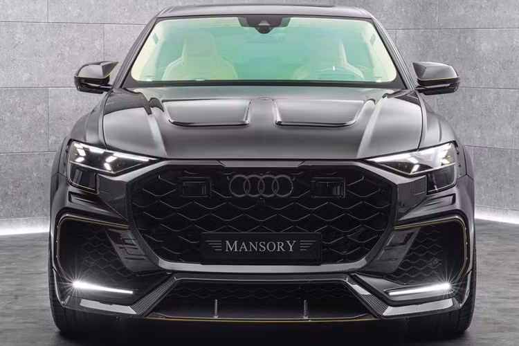 Nội thất của Audi Q8 RS Mansory thể hiện phong cách rất riêng với tông màu chủ đạo là vàng. Các chất liệu cao cấp có thể nhận thấy như thảm chần bông, ghế da, da cao cấp khu vực bảng điều khiển... Dường như Mansory đã loại bỏ yếu tố sang trọng tinh tế trên phiên bản thuần sức mạnh này.