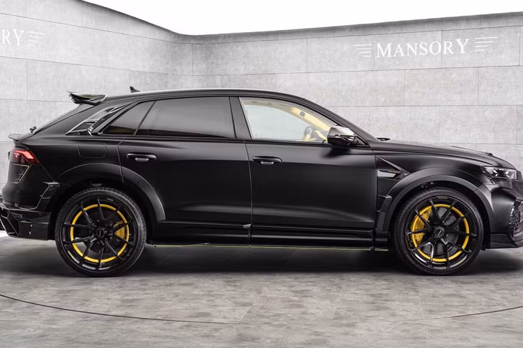 Điều quan trọng là Q8 RS mới của Mansory cũng vượt trội hơn chiếc siêu xe Lamborghini Urus SE, vốn có công suất 789 mã lực và mô-men xoắn 950 Nm với hệ truyền động PHEV (hybrid cắm sạc). Mansory đã áp dụng hàng loạt nâng cấp cho RS Q8 để đạt được những con số khủng khiếp như trên.