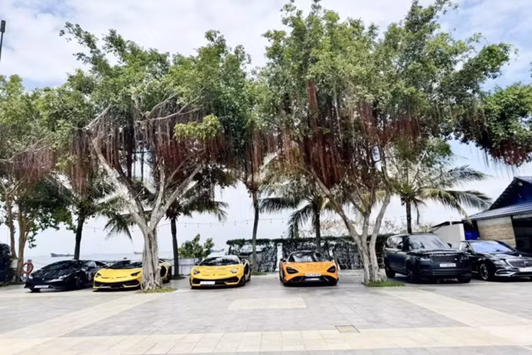 Dàn siêu xe của hơn 20 đại gia Việt tại TP HCM cũng như các tỉnh thành lân cận đã quy tụ rất nhiều siêu xe góp mặt, sau đó, nhóm này đã bắt đầu "nhổ neo" để di chuyển lên cao tốc - Long Thành - Dầu Giây trước khi có mặt tại thành phố Vũng Tàu, tỉnh Bà Rịa - Vũng Tàu.