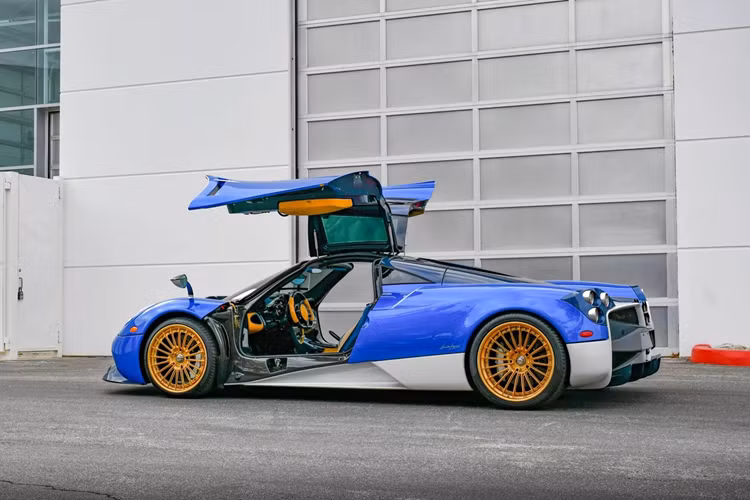 Phần lớn thân xe được sơn màu Blu Francia Metallic, trong khi các chi tiết như ốp sườn và cản sau được hoàn thiện với màu trắng Biano Fabriano. Ngoài ra, nhiều chi tiết carbon màu xanh Blu Tricolore cũng xuất hiện trên mui xe, nắp capô và phần mũi xe.