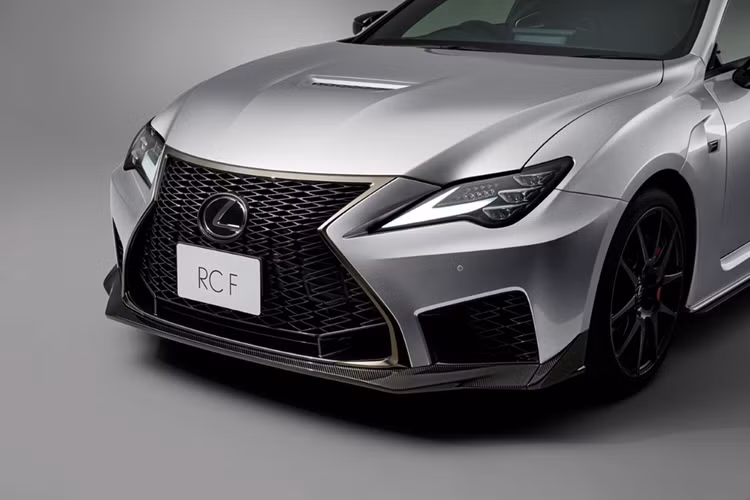 RC F sử dụng bộ lốp xe BBS 19 inch và thậm chí còn có một huy hiệu đặc biệt trên nắp động cơ cho động cơ V-8 5.0 lít.