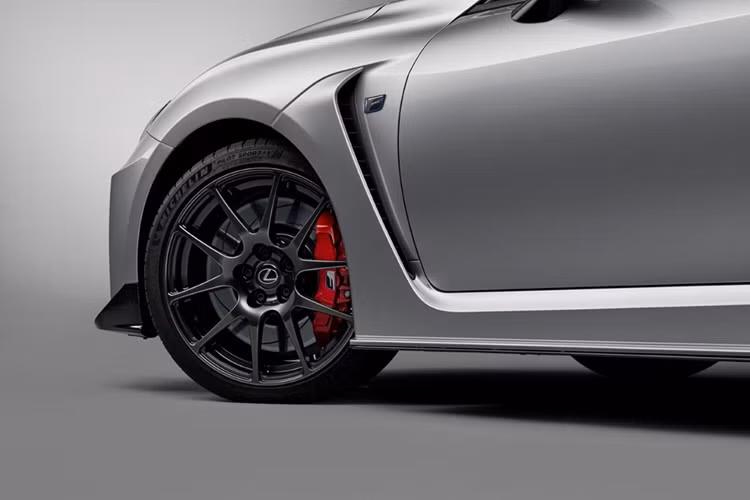 Những thay đổi cho Lexus RC F Final Edition 2025 mới bao gồm bánh xe BBS, lớp sơn đặc biệt, cánh lướt gió trước bằng sợi carbon, bộ khuếch tán phía sau, mui xe và cánh gió. Lexus đã xác nhận rằng RC thông thường và RC F tám xi-lanh sẽ ngừng sản xuất sau năm nay.
