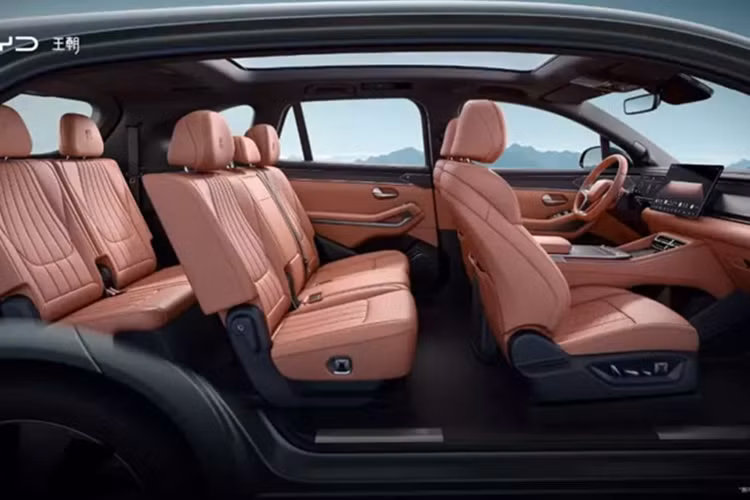 Nội thất BYD Han L cũng áp dụng tông màu tương phản kép tương tự, ngoại trừ việc nó được phủ một vùng lớn bằng vật liệu màu nâu nhạt. Ký tự 汉 trên vô lăng hình chữ D biểu thị bản sắc của chiếc xe.