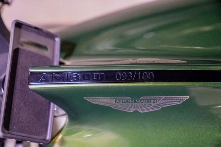 Trái tim của Aston Martin AMB 001 là khối động cơ V-Twin tăng áp 997 cc có thông số 94 mm x 71,8 mm, sản sinh công suất tối đa hơn 182 mã lực.