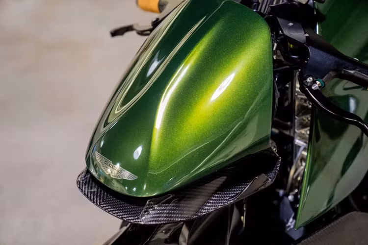 Đây là phiên bản superbike Aston Martin AMB 001 đặc biệt dành riêng cho trường đua và không được phép sử dụng trên đường phố. Điều này được thể hiện tại phần đầu xe khi cụm đèn trước đã được lược bỏ.